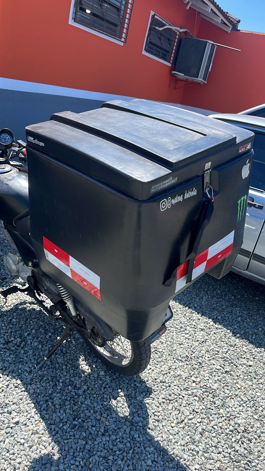 Baú plástico instalado em uma motocicleta